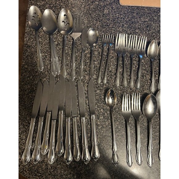 Oneida Silver Plantation 34 - Piece Stainless Steel Flatware Set Discontinued - Picture 5 of 6